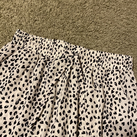 Leopard print joggers with pockets. - Picture 3 of 6